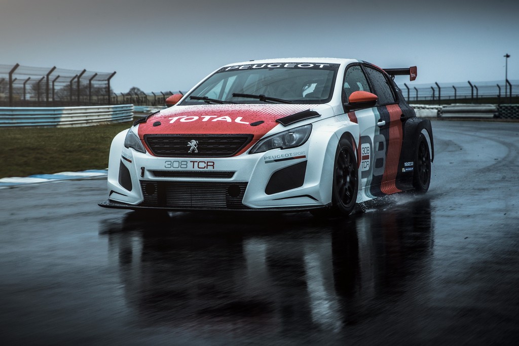 Det er en Peugeot 308 TCR som denne, at Michael Carlsen kører på de danske racerbaner